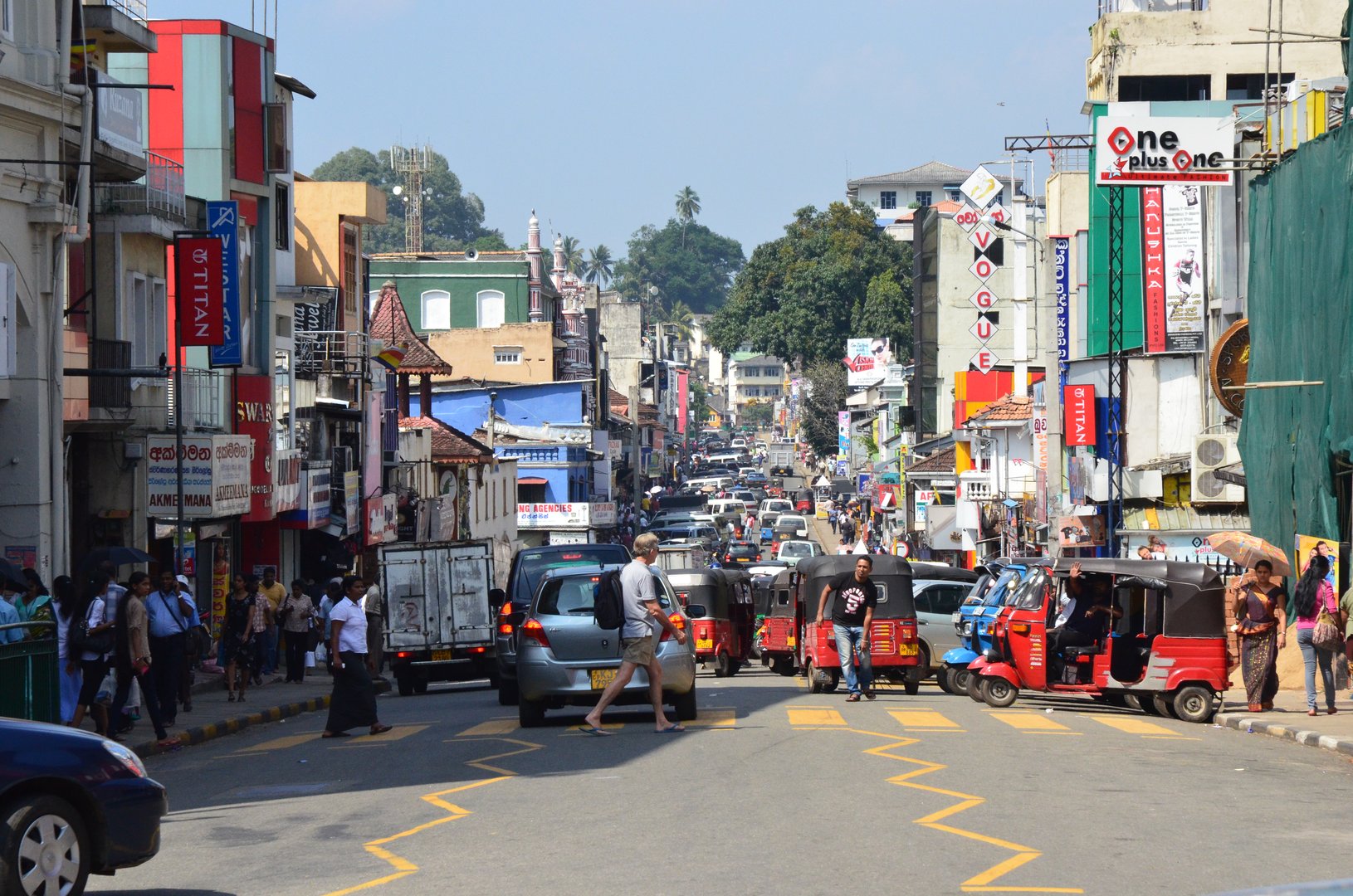 kandy-street-sri-lanka-mysrilankatravel